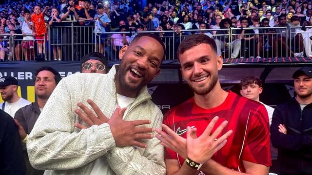 Will Smith bën simbolin e shqiponjës me futbollistin shqiptar