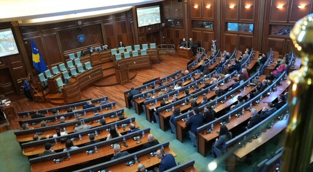 Ngërçi në Kuvendin e Kosovës, liderët e partive politike takohen sot pas ftesës së Kurtit