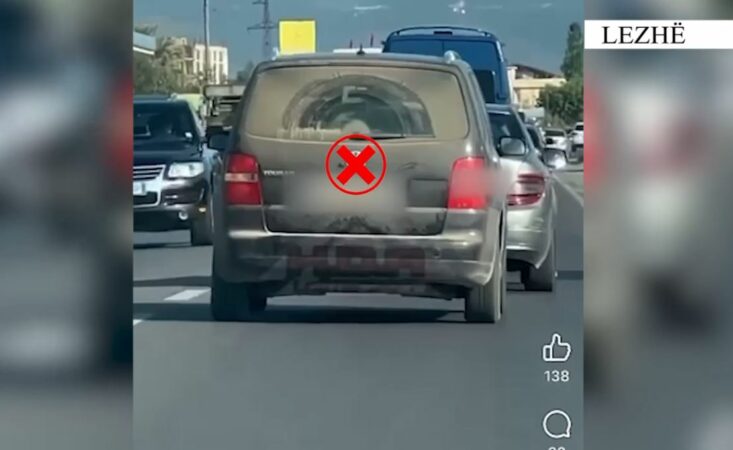 VIDEO/ Parakaloi rrezikshëm në rrugë duke i dalë përpara kamionit, gjobitet shoferi