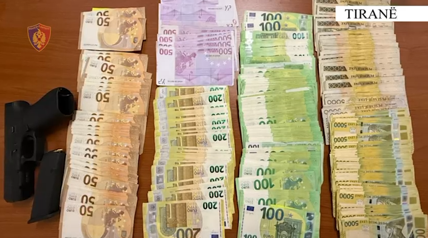 Lëviznin të armatosur dhe me 40 mijë euro me vete, arrestohen dy të rinj në Tiranë
