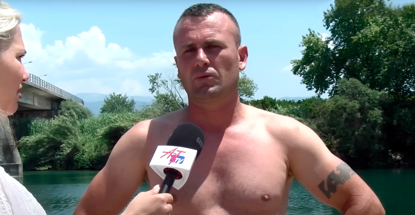 “Shpresoj të jetojnë!”- U hodh në lumë dhe shpëtoi në 8 metra thellësi dy të mitur, shqiptari në Greqi: Bëra atë që do bënte çdo prind!