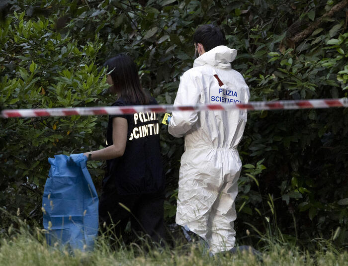 Tragjedi në Romë, gjenden në park trupat e pajetë të një gruaje dhe foshnjeje. Fëmija disa muajsh me shenja dhune, dëshmitarët: Na u duk si kukull, u shokuam