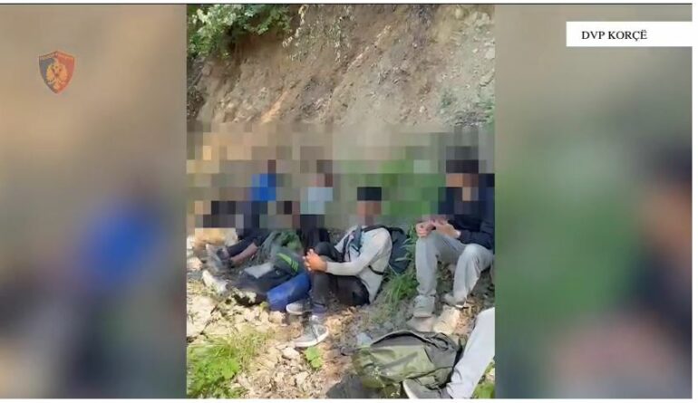 Transportonte drejt Tiranës 8 emigrantë nga vendet e treta, shpallet në kërkim 26-vjeçari 