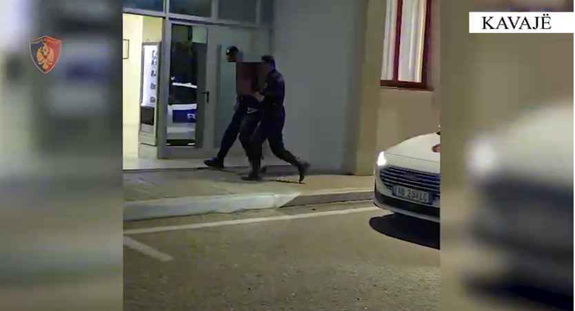 Tentoi të vidhte sende personale në një automjet, arrestohet 36-vjeçari (VIDEO)