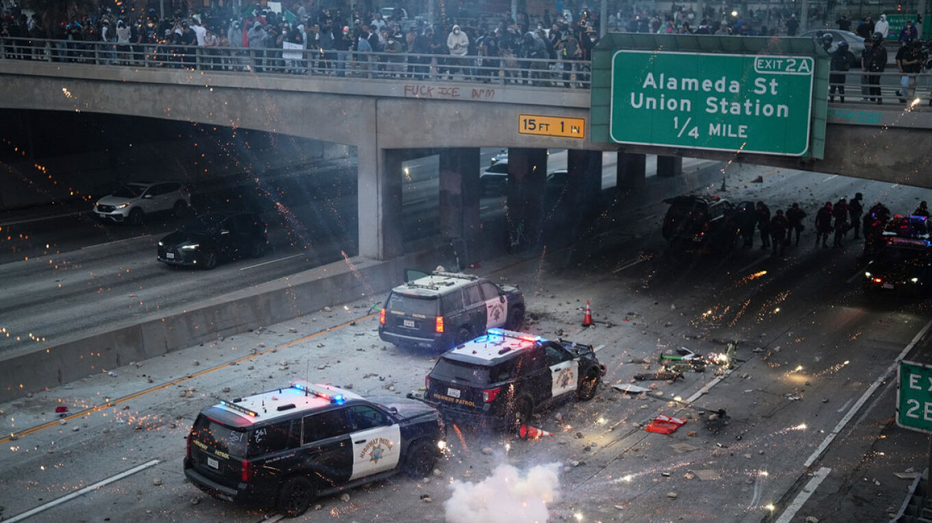 VIDEO/ Skena kaosi në Los Anxhelos, protestuesit djegin makina, Garda Kombëtare përgjigjet me plumba gome