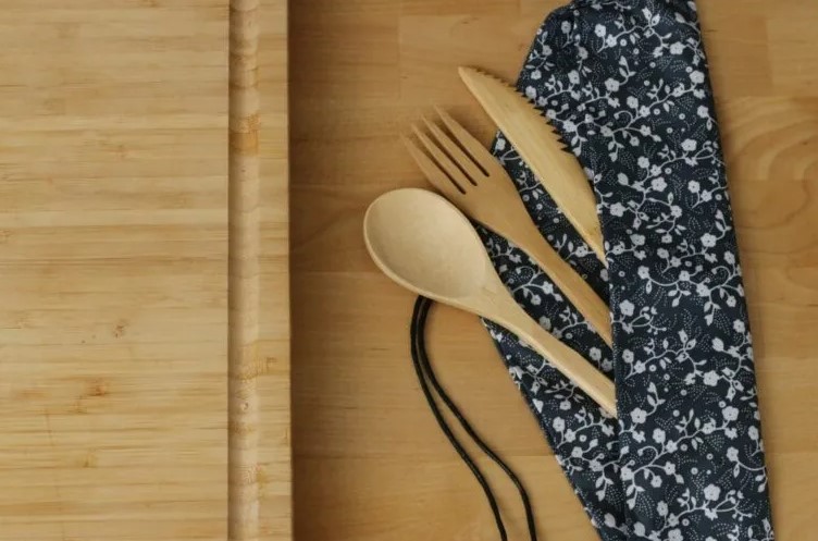 Element bazë në kuzhinën tonë, si t’i lani siç duhet lugët prej druri pa kimikate