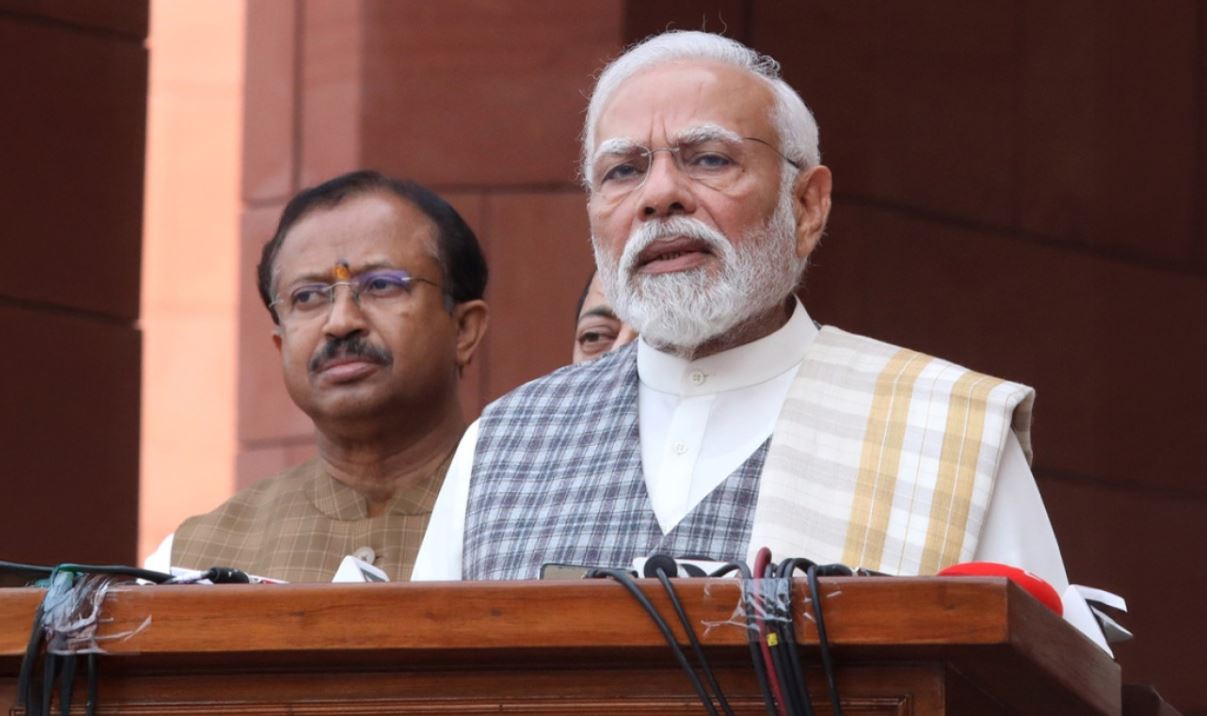 Kryeministri i Indisë, Narendra Modi reagon për rrëzimin e avionit: E pamundur të përshkruhet dhimbja! Raportime për mbi 130 viktima