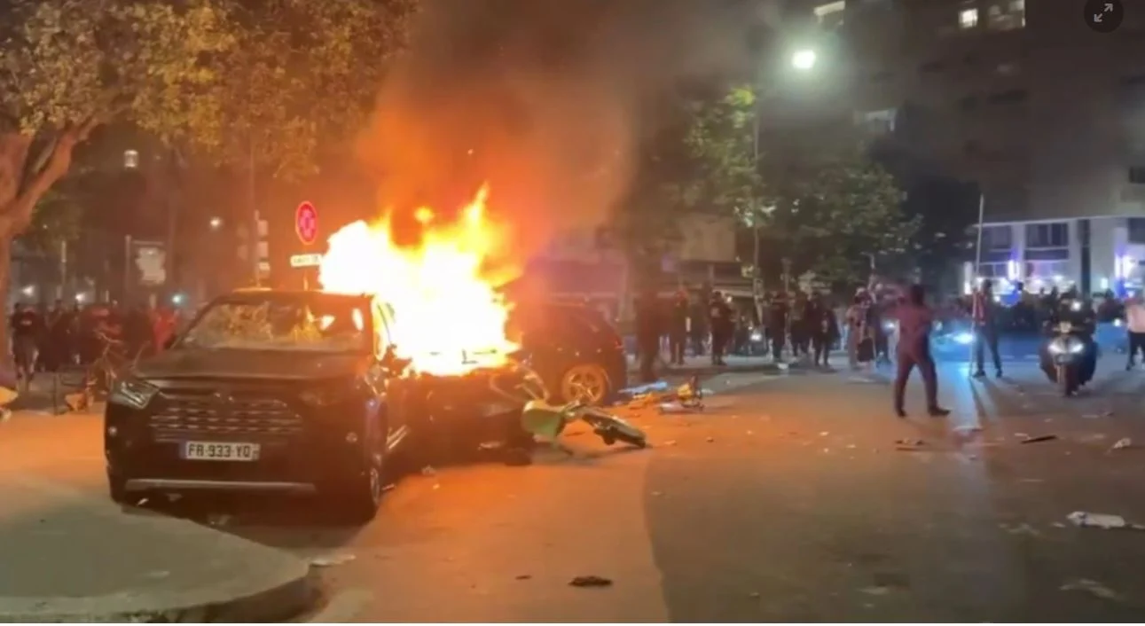 Fitorja e PSG-së, tifozët i vënë “flakën” Parisit, mbi 130 të arrestuar. Në Grenoble makina futet mes turmës, përplas 4 persona