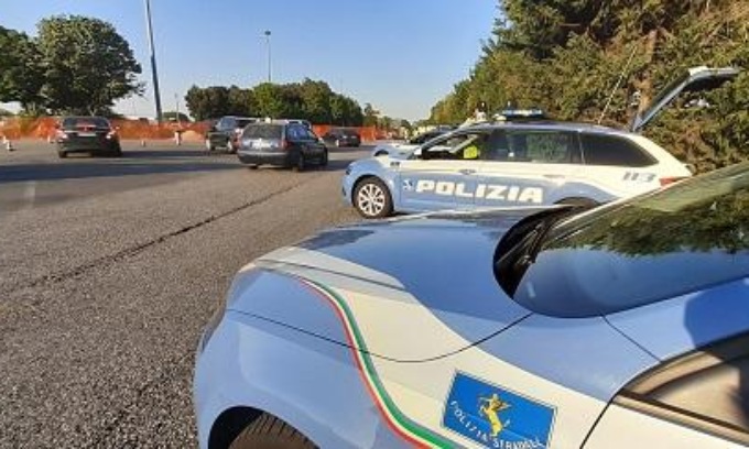 Itali/ Kishte fshehur 10 kg kokainë në gomën rezervë, shqiptari përfundon në pranga