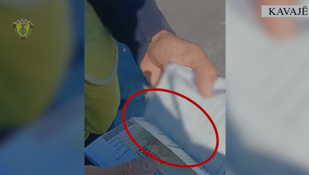 Tentoi të korruptojë policin rrugor për xhamat e zinj, procedohet 28-vjeçari në Kavajë