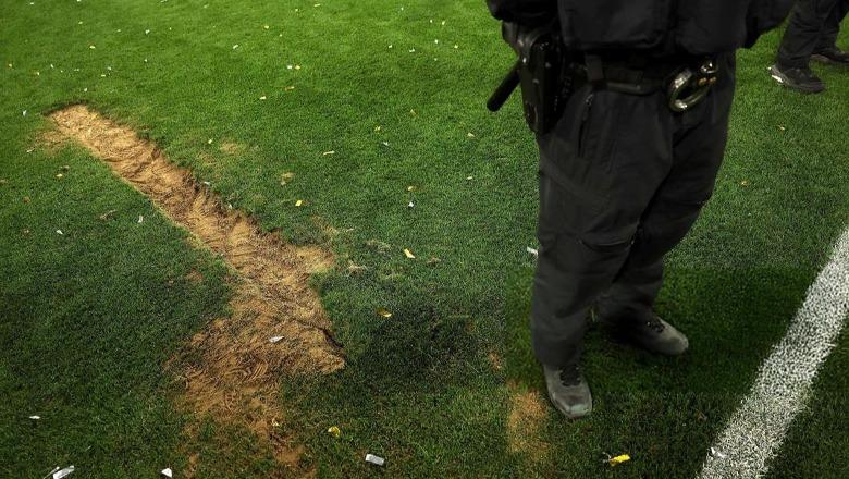 Tifozët e PSG shkatërrojnë fushën e ‘Allianz Arena’! UEFA përgatit gjobën