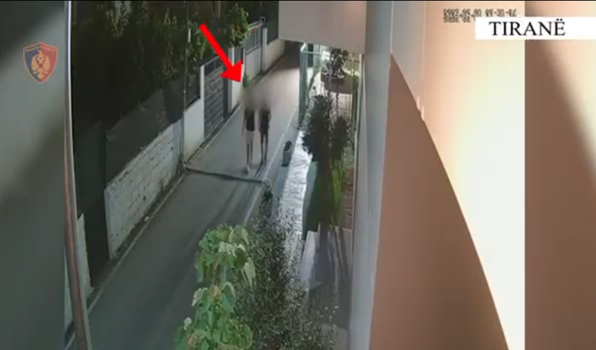 VIDEO+EMRAT/ Kapen dy hajdutët në Tiranë, një i tretë i ikën policisë. Shihni si futen të vjedhin banesën