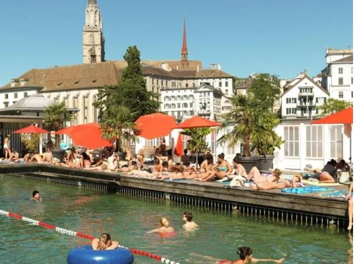 Zyrihu, kryeqyteti i bankave, çokollatës dhe orëve është qyteti më i lumtur në Evropë, thyen rekordin me resorte plazhi pa det