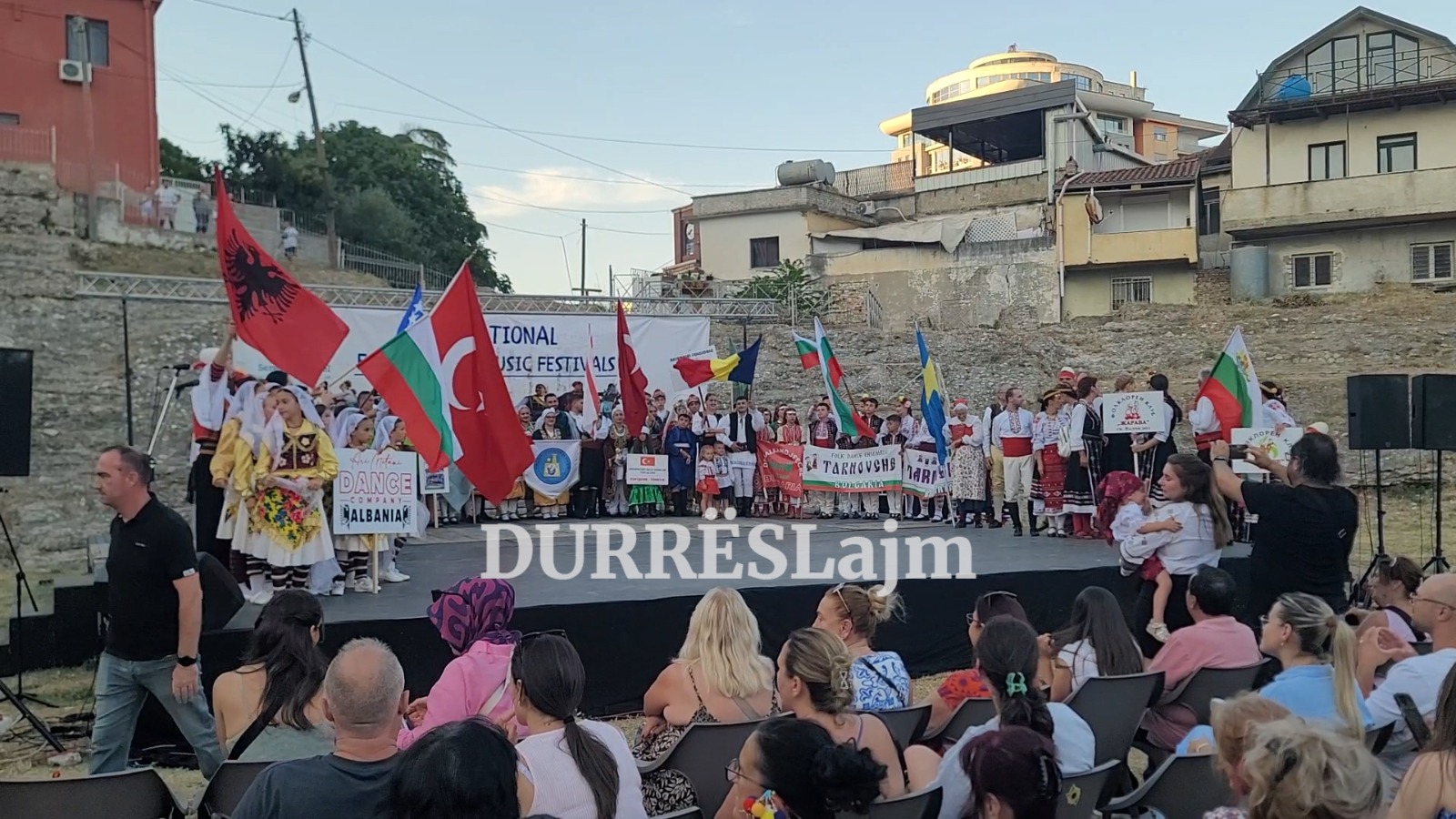 Amfiteatri &#8220;hap dyert&#8221; për 16 grupet pjesëmarrëse në &#8220;Durrës fest&#8221; (VIDEO)