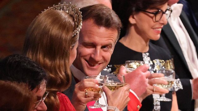 Darka mbretërore/ Macron dhe Kate bëjnë bujë në rrjet, presidenti francez flirton me princeshën