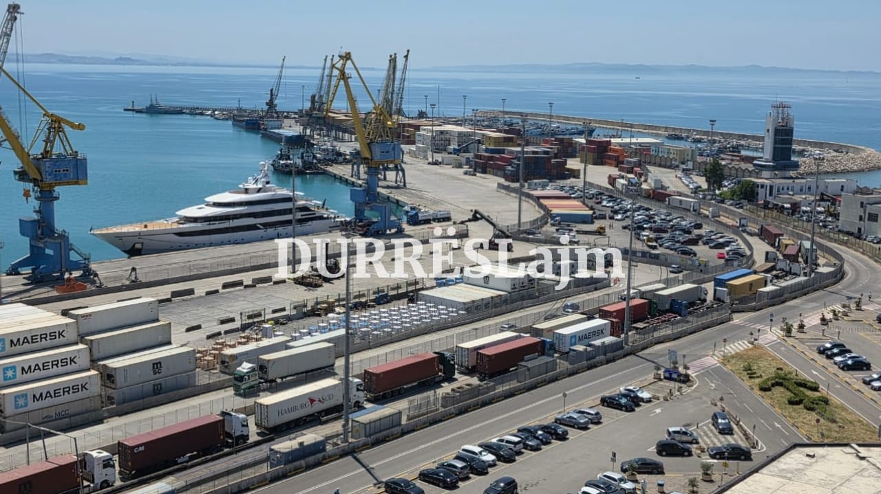 Radhë kilometrike kamionësh në portin e Durrësit (VIDEO)