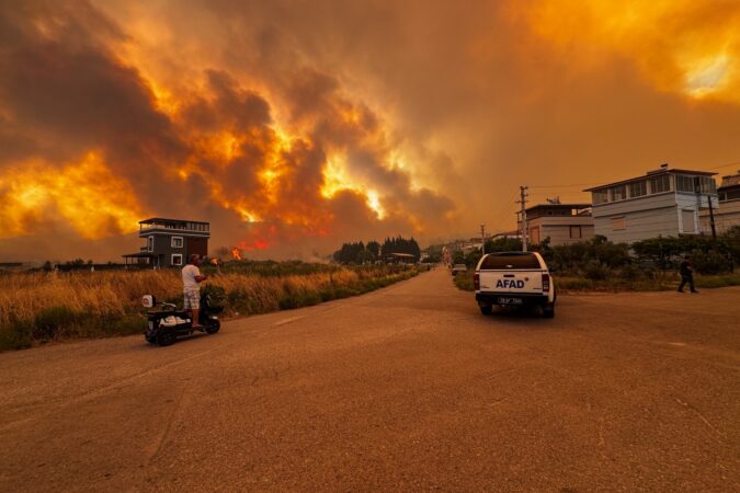Zjarret në Turqi/ Mbi 50 mijë qytetarë të evakuuar nga Izmiri, Manisa dhe Hatay