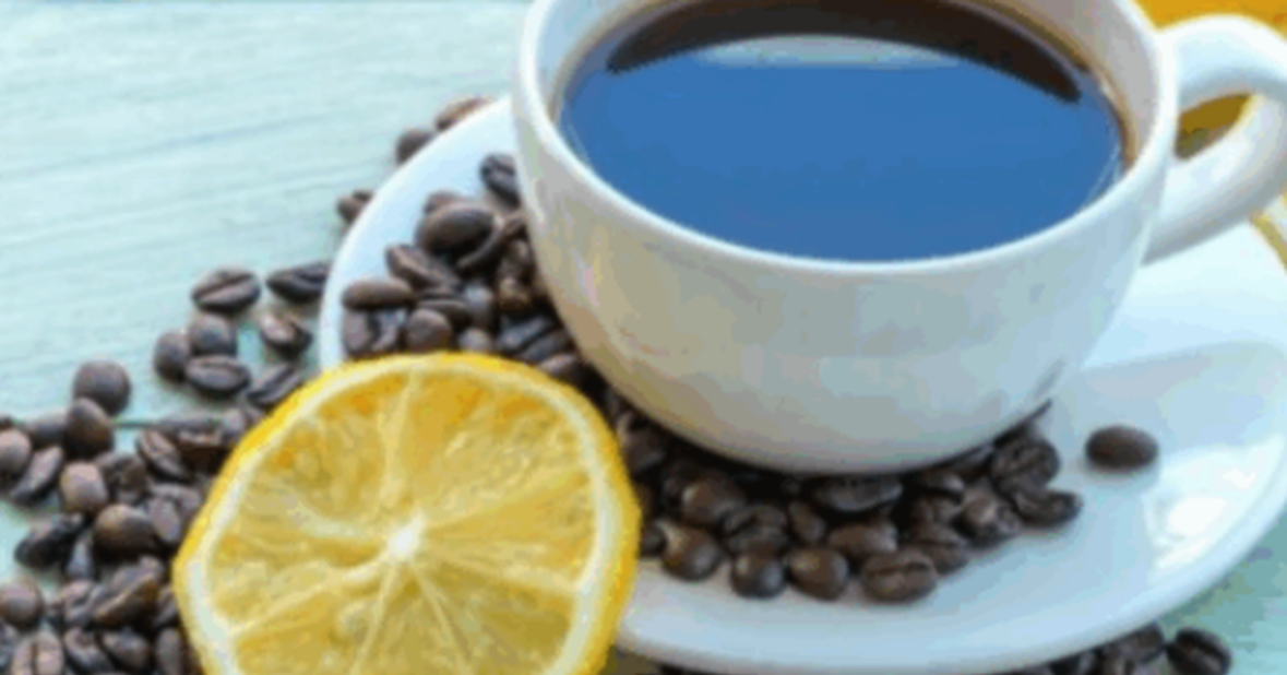 Si të heqësh njollat nga fytyra me kafe dhe limon, këshilla të thjeshta natyrale 