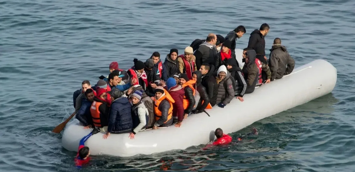 Rekord për 2025/ Rreth 20,000 emigrantë kalojnë Kanalin anglez me varka të vogla drejt Britanisë 