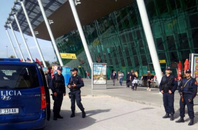 EMRI/ Arrestohet në Rinas pjesëtari i një grupi kriminal, në kërkim për kontrabandë mallrash me akcizë