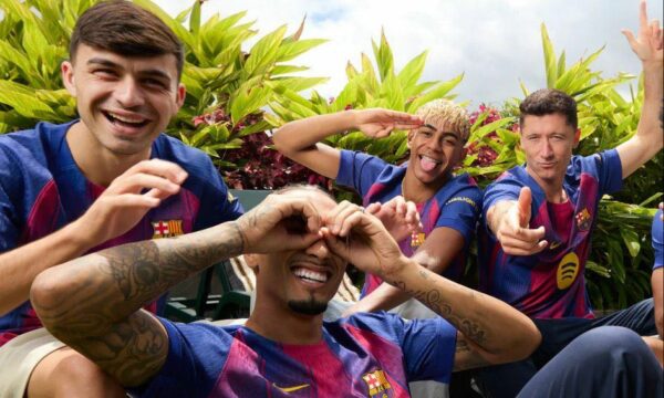 Barcelona zbulon fanellat e reja