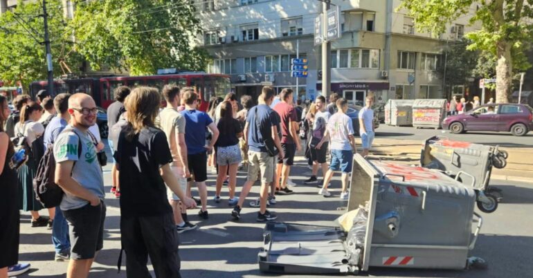 Në Serbi vazhdon mosbindja civile, dhjetëra persona të ndaluar. Çfarë po ndodh në Beograd?