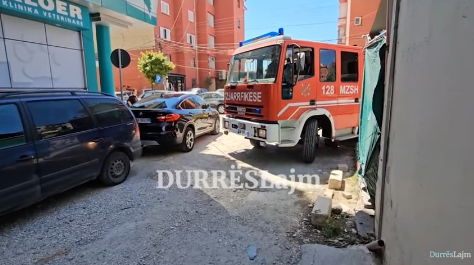 Durrës, momentet kur mjeti zjarrfikës e ka të pamundur të mbërrijë tek rasti emergjent (VIDEO)