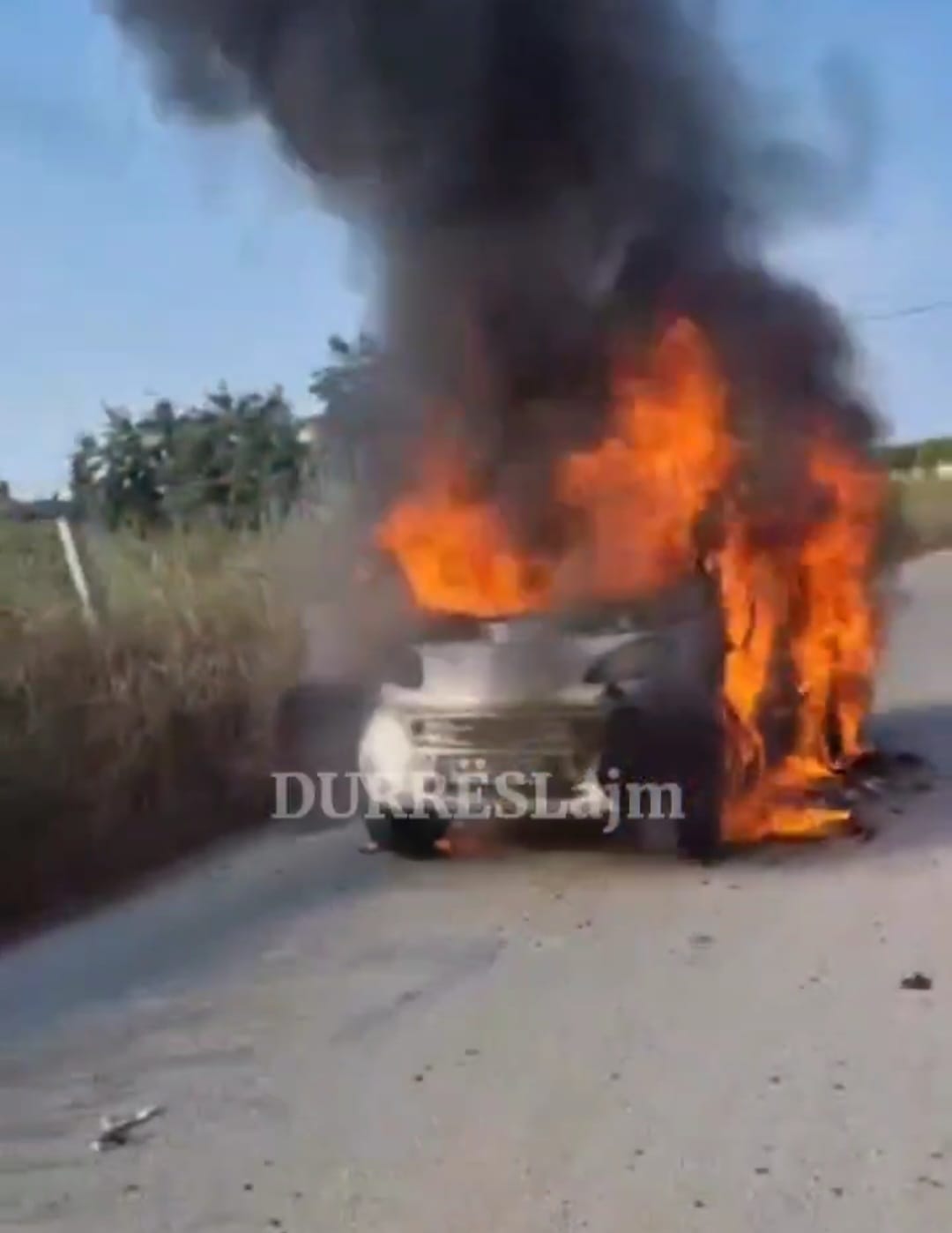 Durrës/ Automjeti përpihet nga flakët (VIDEO)