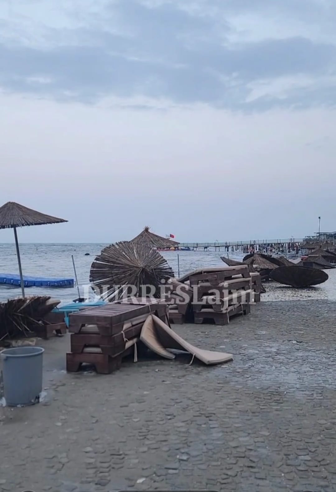 VIDEOLAJM/ Pas &#8220;përmbytjes&#8221; së plazhit, shihni çfarë ndodh në Durrës