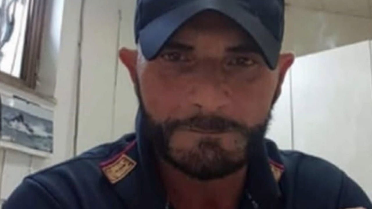 Inspektori i policisë vritet nga djali i partneres së tij, konflikti nisi për një… papagall