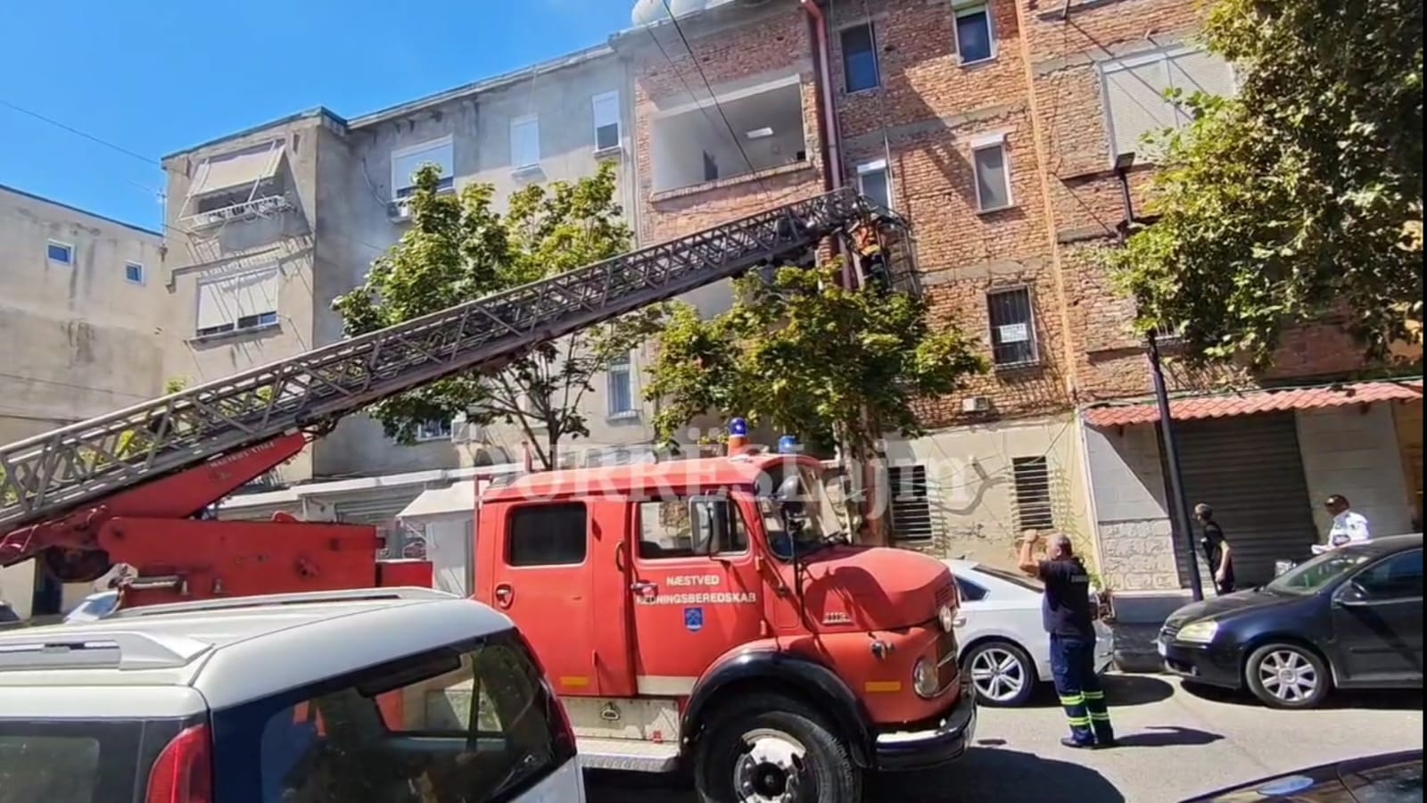 E moshuara ishte rrëzuar brenda shtëpisë së saj në Durrës, ndërhyjnë zjarrfikësit (VIDEO)
