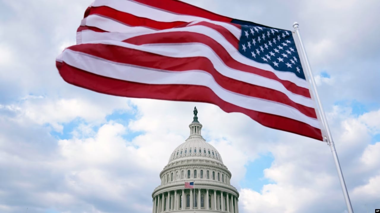 Një vit burg kush djeg flamurin amerikan!