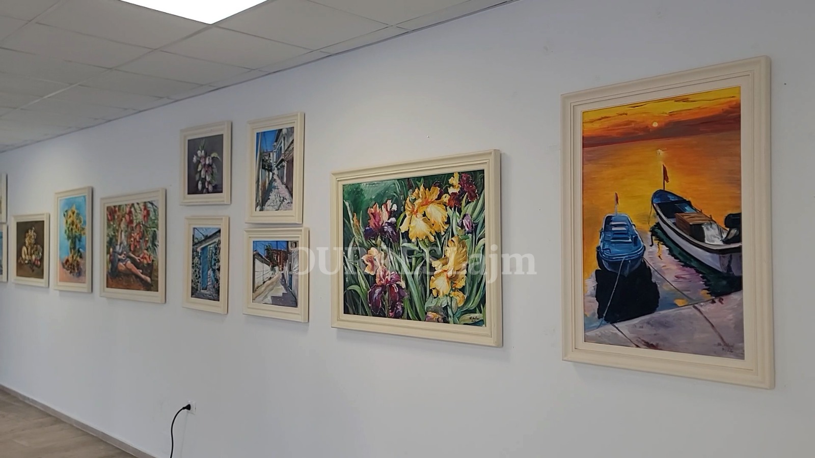 Hapet në Durrës ekspozita &#8220;Verë&#8221; e piktores Shpresa Milaqi, 99 tablo plot ngjyra e jetë (VIDEO)