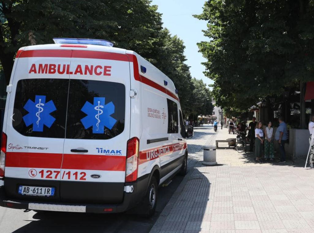 Përplasi për vdekje 65-vjeçaren dhe plagosi adoleshenten, arrestohet 45-vjeçari