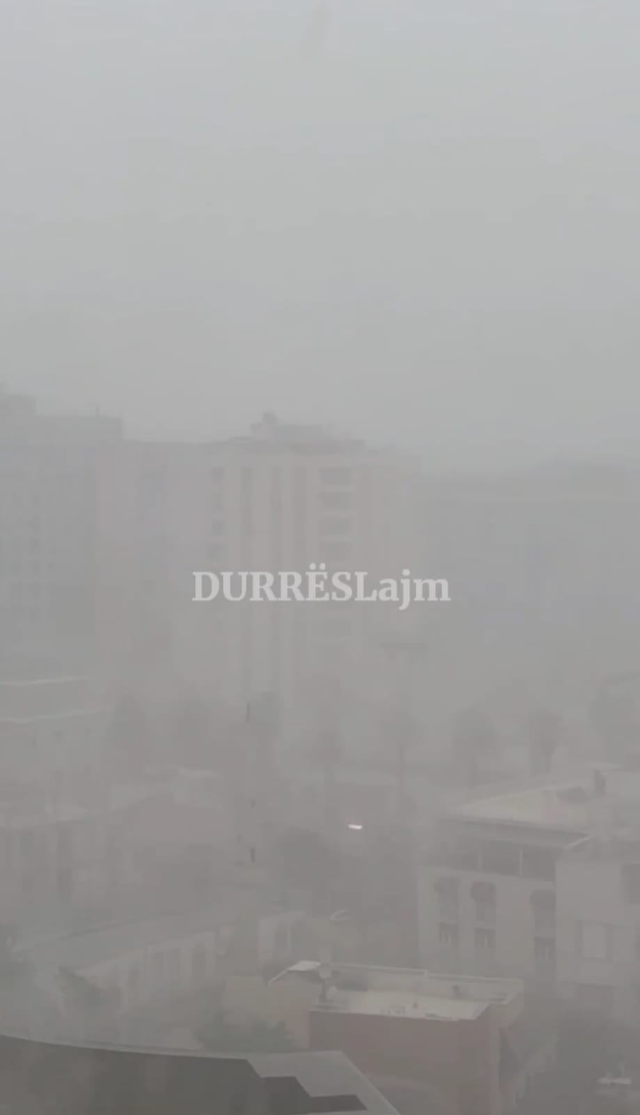 Stuhia &#8220;zbardh&#8221; Durrësin! Si duket nga lart qyteti nën pushtetin e rrebeshit të shiut dhe erës së fortë (VIDEO)