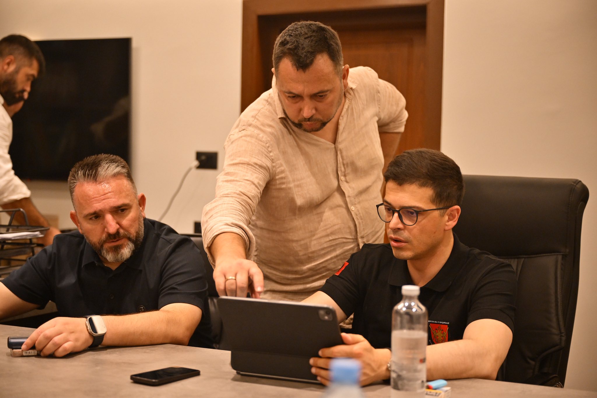 Ministri Vengu: Avionët për fikjen e zjarreve janë duke u blerë, duhet të gjejmë pilotët!