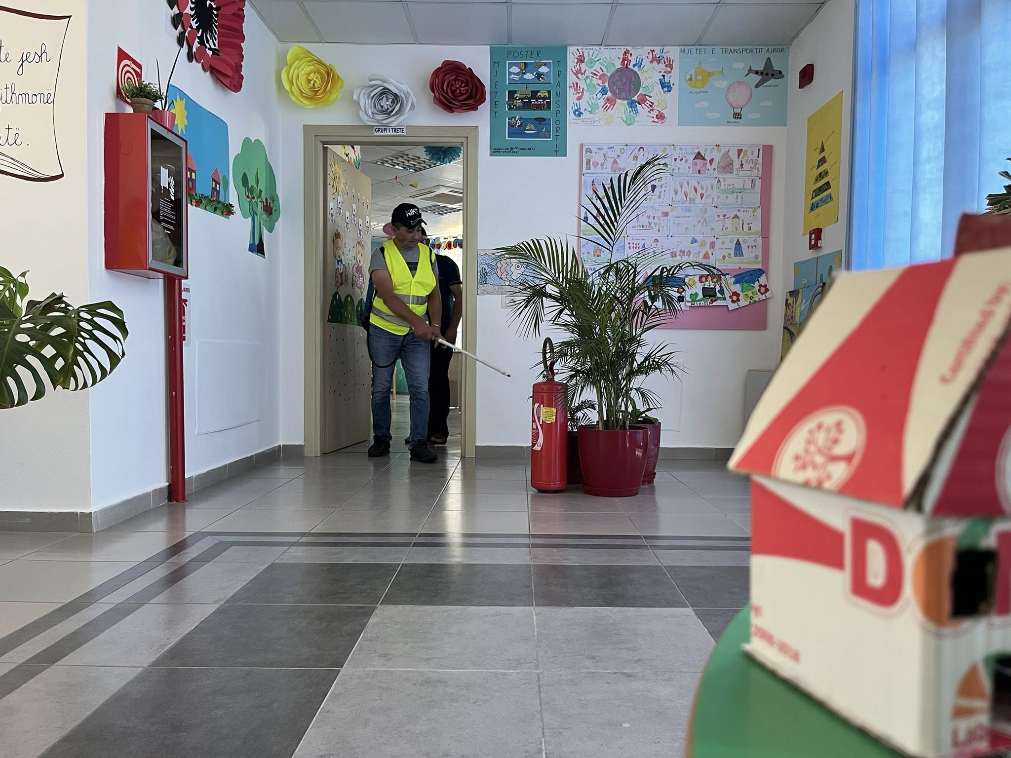 Viti i ri shkollor/ Sako: Vijon puna për dezinfektimin dhe mirëmbajtjen e ambienteve 
