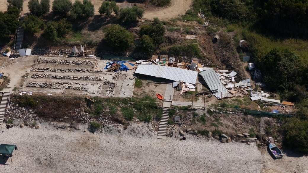 FOTO/ Aksioni i IKMT-së në Kepin e Rodonit arrin në dhjetra objekte të paligjshme të shembura