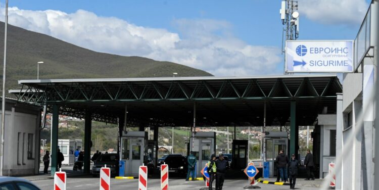 Mbyllet kufiri mes Kosovës dhe Maqedonisë së Veriut për shkak të zjarreve