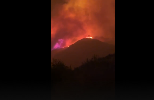 Finiq, zjarrfikësit dhe ushtria përballen me flakët, evakuohen banorët e disa fshatrave