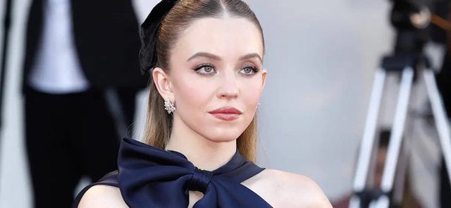 Lojtarë të Premierligës ngacmojnë në Instagram… aktoren e famshme Sydney Sweeney