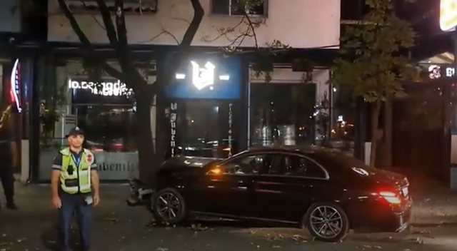 Aksident gjatë natës në zonën e Bllokut, makina përplaset me pemën në trotuar