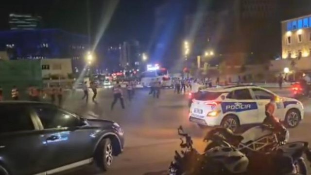 Penguan qarkullimin e automjeteve dhe gjuajtën me sende të forta 3 autobusë që transportonin tifozët e një ekipi futbolli, 3 në pranga