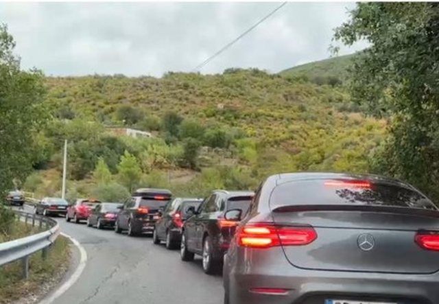 Moti i keq largon pushuesit nga plazhet