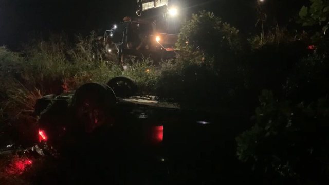 Makina e përmbysur në parcelë, pamje nga aksidenti me tre të plagosur në Ishull-Shëngjin