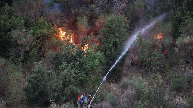 Ndezi zjarr në tokën e tij por i doli jashtë kontrollit, arrestohet 65-vjeçari