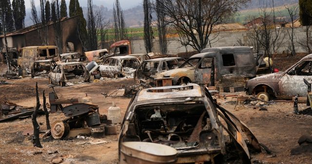 Temperaturat e larta rrezikojnë të rindezin zjarrin e madh në Francë, autoritetet në gatishmëri