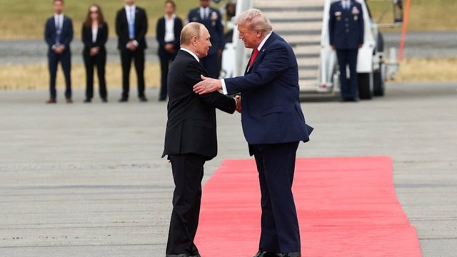Çfarë mesazhi të ‘koduar’ dha gjuha e trupit mes Trump dhe Putinit gjatë takimit të parë