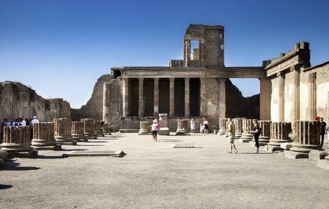 Gjobë e majme turistit, sepse vodhi disa.. gurë!