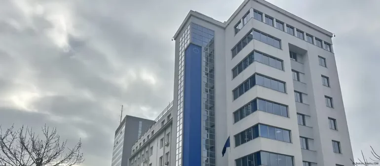 Kosovë/ BE pezulloi takimet në institucionet zyrtare, reagon qeveria: Kryeministri punon në zyrën tij, kushdo që kërkon ta takojë…